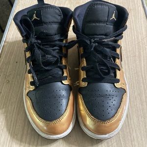 Jordan mids black and gold